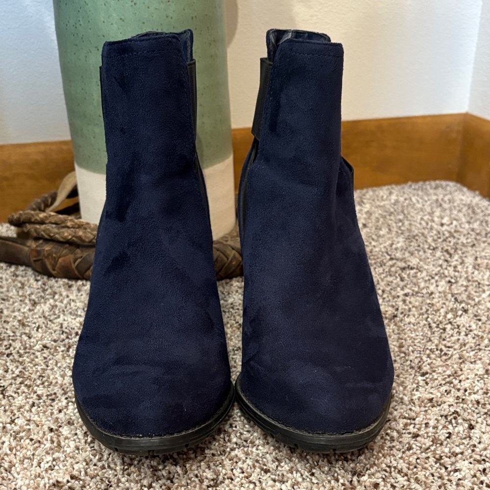 Attention Navy and Black Heeled Booties Size 8 - Picture 5 of 9